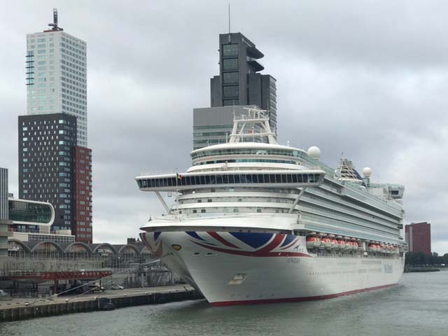ms Ventura aan de Cruise Terminal Rotterdam